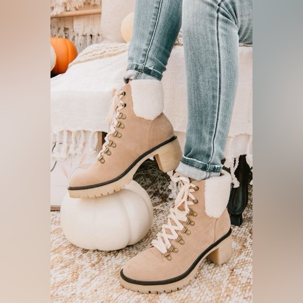 Mi.iM NanaMacs Snow Bunny Sherpa Trimmed Combat Boots (Khaki) size 6 NWT